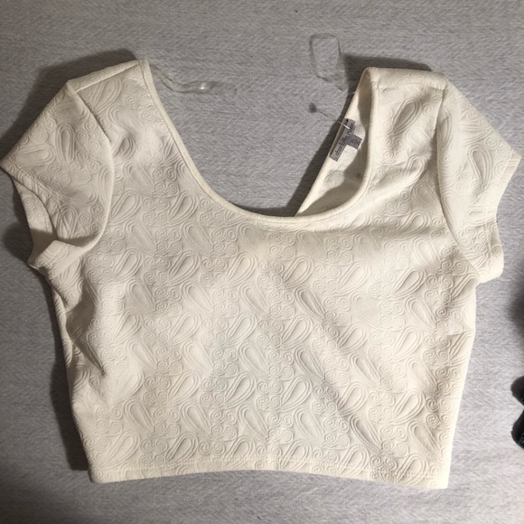 5/$25 🚨LAST CHANCE🚨 White crop top - Picture 1 of 3